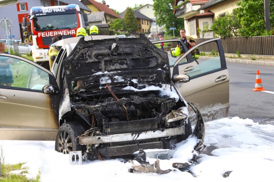 PKW auf Voralpenstrae bei Bad Hall in Flammen aufgegangen