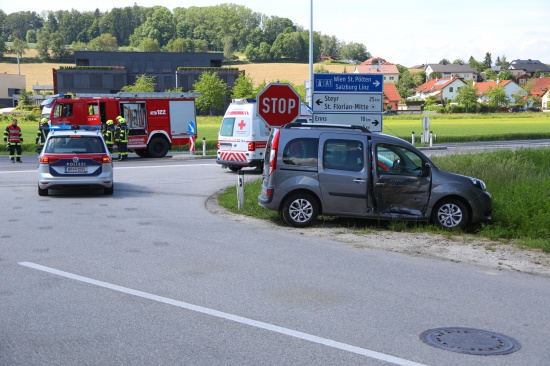 Kreuzungscrash zwischen zwei Fahrzeugen in St. Florian fordert zwei Verletzte