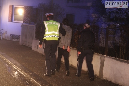 Nach dem Brand wurde eine Person von der Polizei in Handschellen abgefhrt.