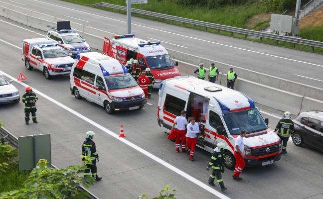Schwerer Verkehrsunfall auf Westautobahn bei Roitham am Traunfall