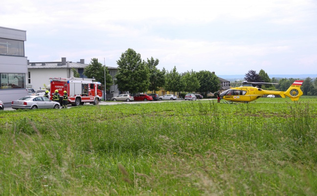 Person bei Arbeiten an einem Auto in Kirchberg-Thening unter PKW eingeklemmt