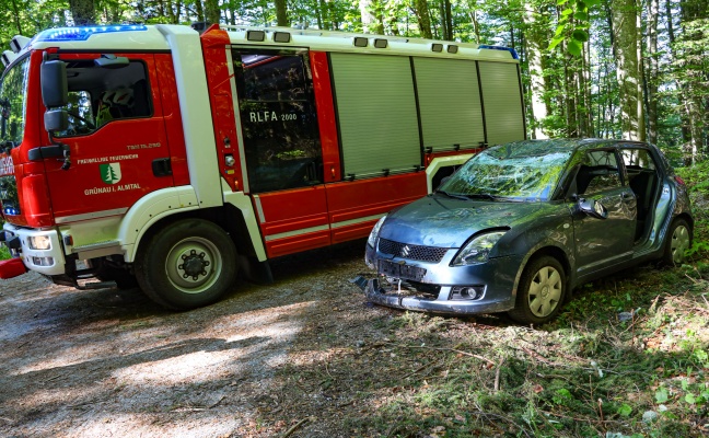 Auto auf Bergstraße in Grünau im Almtal überschlagen - Menschenrettung nach Verkehrsunfall