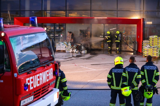 Brand nach gescheitertem Diebstahl eines Bankomaten in einem Supermarkt in Vorchdorf