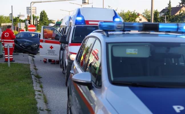 Kreuzungskollision in Wels-Pernau fordert drei Verletzte