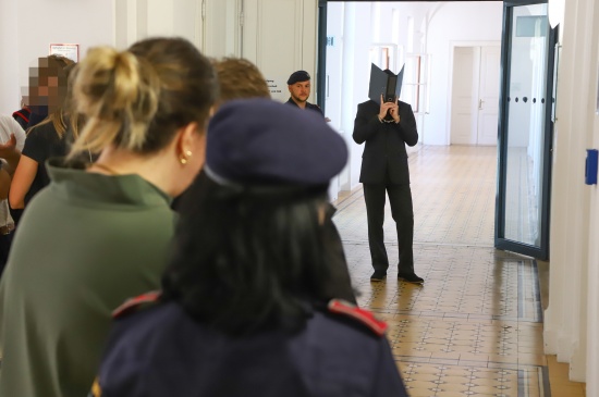 Prozess: Mutter (47) soll fr Freund (49) jahrelang pornographische Bilder von ihrer Tochter gemacht haben