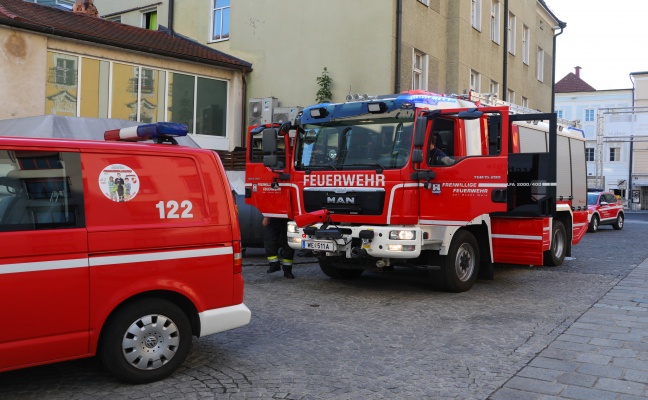 Feuerwehreinsatz: Tischfeuerwerk im Bereich des Müllraums eines Lokals in Wels-Innenstadt gezündet