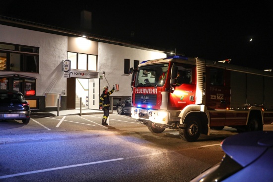 Einsatz der Feuerwehr bei Brand eines Scheinwerfers in einem Sportheim in Gschwandt