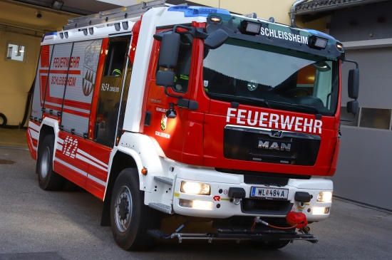 Nchtliche Personensuche in einem Waldstck in Schleiheim