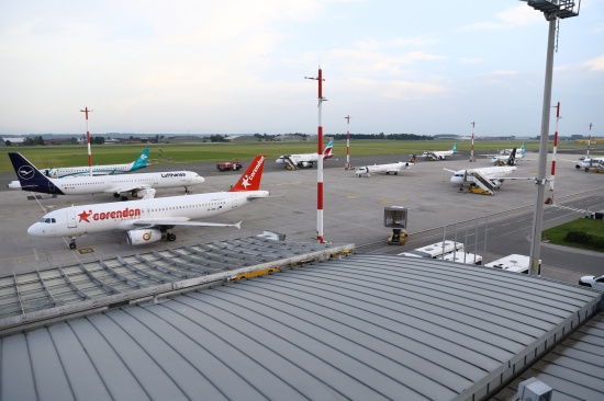 Heftiges Gewitter ber Mnchen sorgt fr Hochbetrieb am Blue Danube Airport in Hrsching