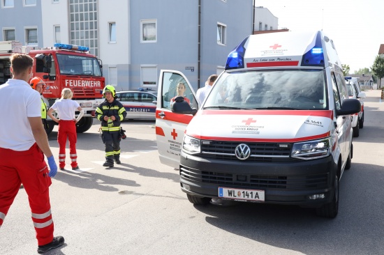 Menschenrettung aus umgekipptem Auto nach Verkehrsunfall in Marchtrenk