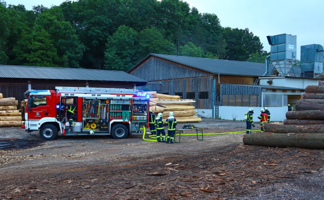 Drei Feuerwehren bei Brand in einem Sägewerk in Tollet im Einsatz