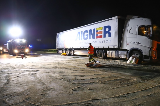 Massiver Dieselaustritt nach Verkehrsunfall mit LKW auf der Welser Autobahn in Wels-Puchberg