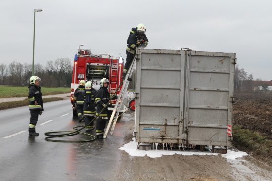 Rauchender Container eines LKWs sorgt für Feuerwehreinsatz