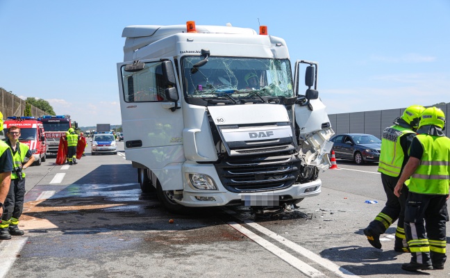 Schwerer LKW-Unfall auf Westautobahn bei Ansfelden fordert einen Verletzten