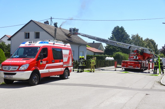 Drei Feuerwehren bei Brand eines Mehrfamilienhauses in Traun im Einsatz