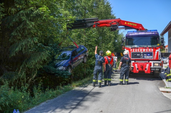 Auto in Pinsdorf in ein steiles Waldstück gestürzt - Lenker durch Feuerwehr gerettet