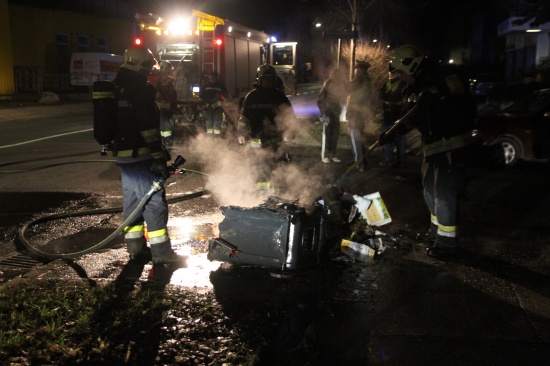 Feuerwehr musste brennenden Papiercontainer löschen