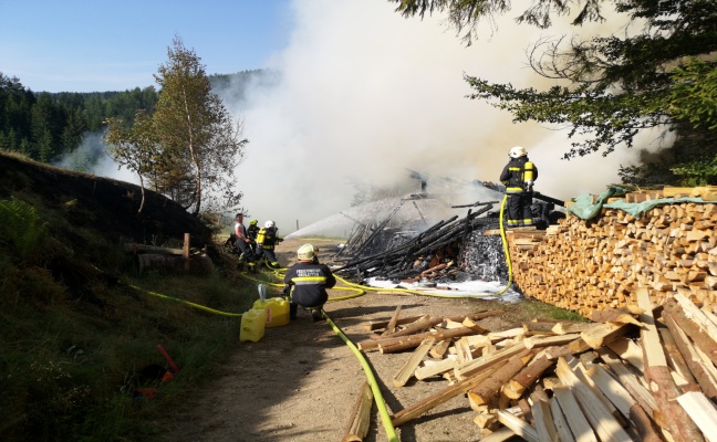 Holzstoß geriet in Schönau im Mühlkreis in Brand