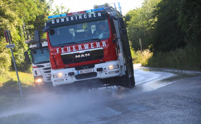 LKW verlor Schlamm: Feuerwehr bei Straßenreinigung in Gunskirchen im Einsatz