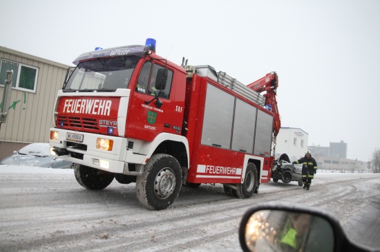 Zwei Verletzte bei Verkehrunfall auf winterlicher Pyhrnpass Straße in Sattledt