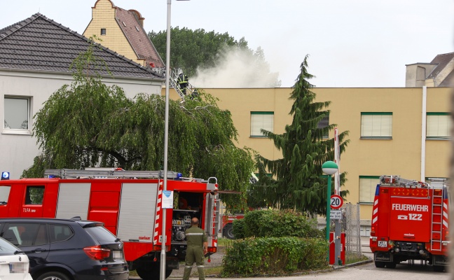 Großeinsatz der Feuerwehren bei Brand im Dachbereich eines Unternehmens in Wels-Pernau
