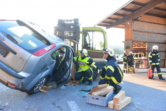 Großübung der Einsatzkräfte: Verkehrsunfall eingeklemmte Person in Mötlas