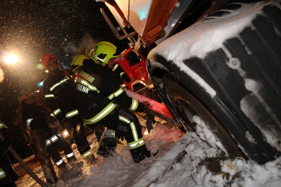 Feuerwehr befreite hängengebliebenes Räumfahrzeug in Marchtrenk