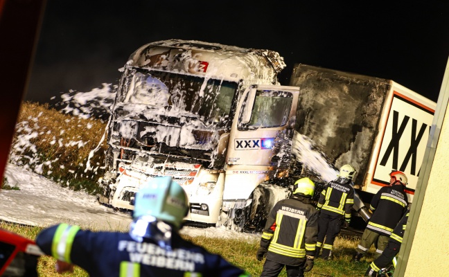 Vollbrand einer LKW-Zugmaschine in Weibern sorgt für Einsatz von drei Feuerwehren