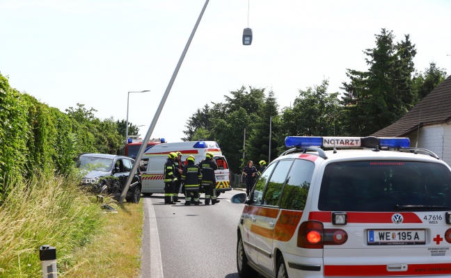 Autolenker bei Verkehrsunfall nach internem Notfall in Edt bei Lambach verletzt