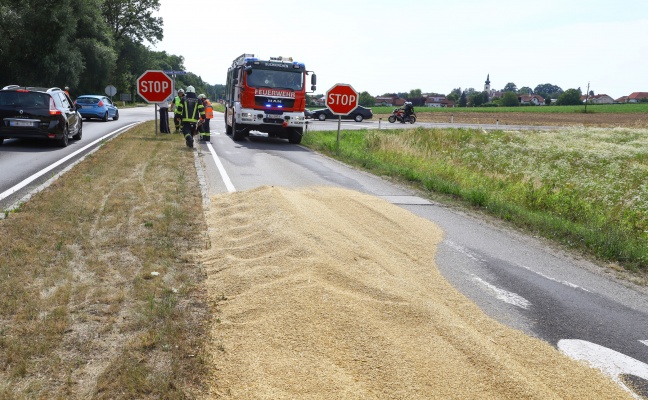 Landwirt verlor Getreide whrend Fahrt auf einer Strae bei Buchkirchen