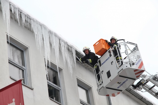 Feuerwehr entfernte große Eiszapfen welche auf Gehsteig zu stürzen drohten
