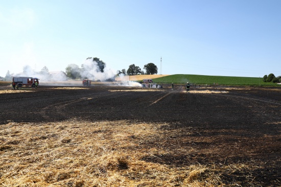 Strohpresse und Feld in Neukirchen bei Lambach in Flammen aufgegangen