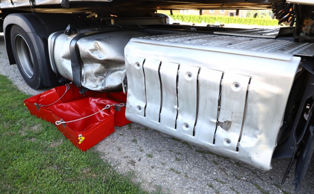 LKW-Sattelzug fuhr mit beschädigtem Dieseltank nach Unfall in Italien bis nach Sattledt