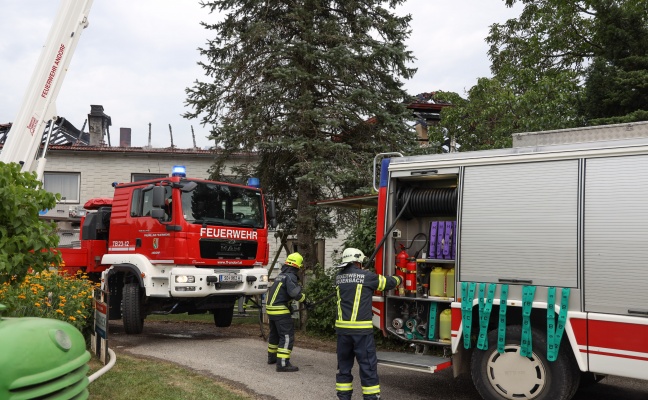 15 Feuerwehren bei Großbrand auf einem Bauernhof in Peuerbach im Einsatz