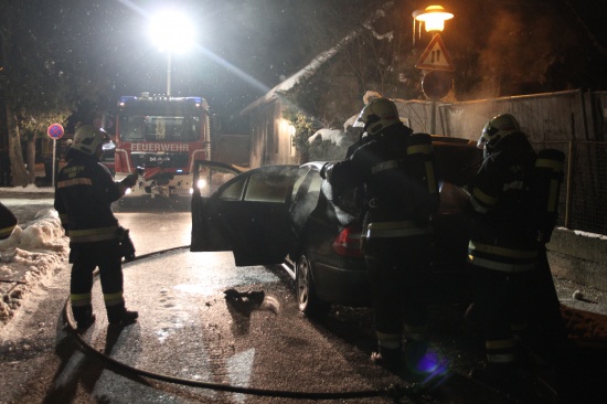 Feuerwehr bei nächtlichem Fahrzeugbrand in Wels im Einsatz