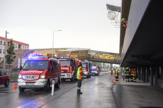 Brand einer Rauchersitzecke in einem Einkaufszentrum in Pasching