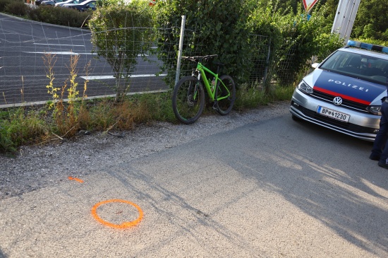Radfahrer bei Crash mit LKW in Sattledt schwer verletzt