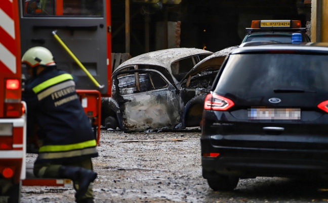 Auto in einer Hobby-Werkstatt in Prambachkirchen in Flammen aufgegangen