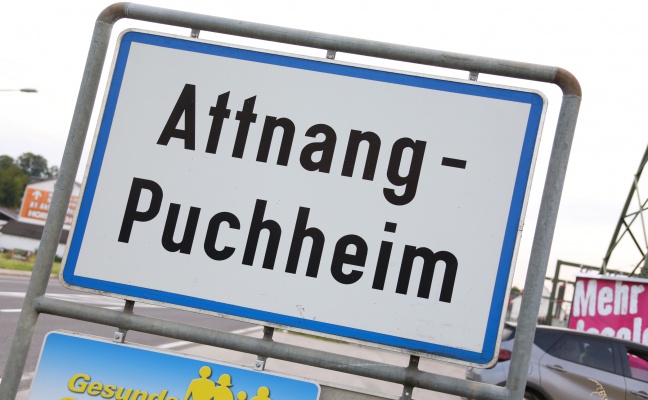 Einsatz bei Personenrettung nach Sturz über Böschung in Attnang-Puchheim
