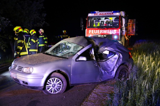 Auto bei St. Agatha gegen Baum gekracht - Lenker schwer verletzt