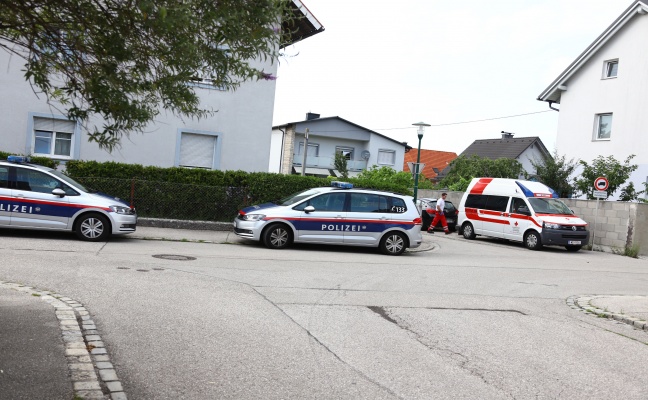 Größerer Polizeieinsatz nach brutaler Schlägerei vor Wohnhaus in Wels-Pernau