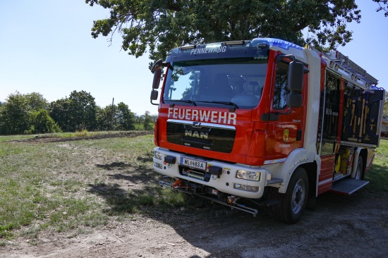 Mhdrescher riss bei Feldarbeiten in Pennewang Stromleitung ab und lste dadurch Feldbrand aus