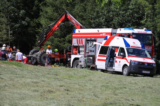 Person bei landwirtschaftlichem Unfall in Inzersdorf im Kremstal unter Traktor eingeklemmt