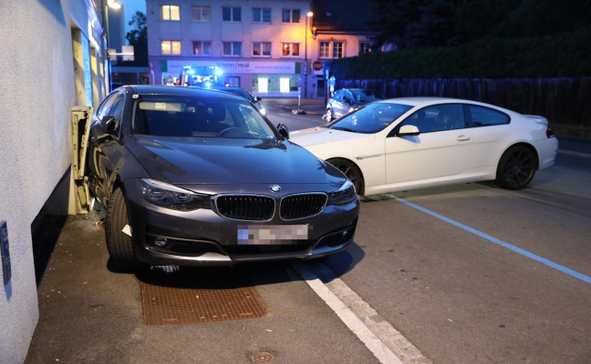 Riskantes Fahrmanöver in Wels-Innenstadt endet mit zwei kaputten Autos und großem Sachschaden