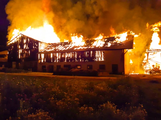 Großbrand auf einem Bauernhof in Lochen am See erfordert Einsatz von elf Feuerwehren