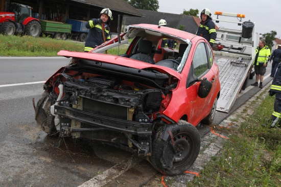 Person nach Verkehrsunfall auf Innviertler Stra�e in Grieskirchen von Feuerwehr aus Auto befreit
