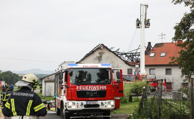 Neun Feuerwehren bei Großbrand auf Bauernhof in Altschwendt im Einsatz