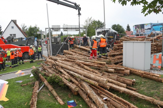 Schwere Kollision zwischen Holztransporter und LKW in Wels-Pernau fordert zwei Verletzte
