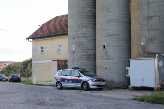 Einsatzkrfte nach Rauchentwicklung beim Einheizen in Wels-Vogelweide im Einsatz