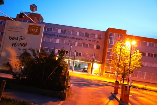 Feuerwehr bei Brand in einer Halle eines Unternehmens in Wels-Lichtenegg im Einsatz
